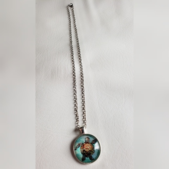 🐢 NEW Turtle Cabochon Necklace - Picture 2 of 5